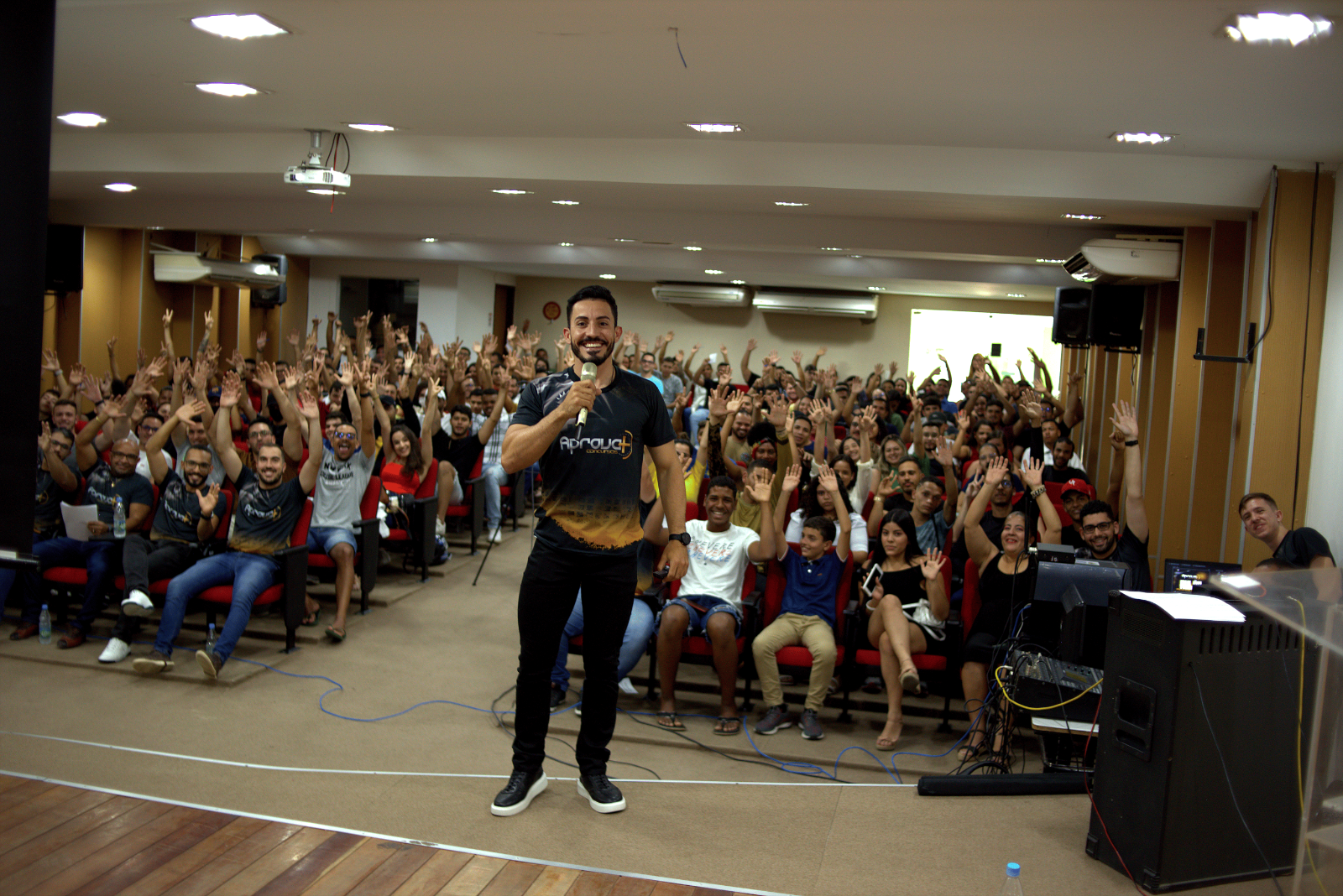 Evento do Aprova+ Concursos reunindo mais de 200 pessoas